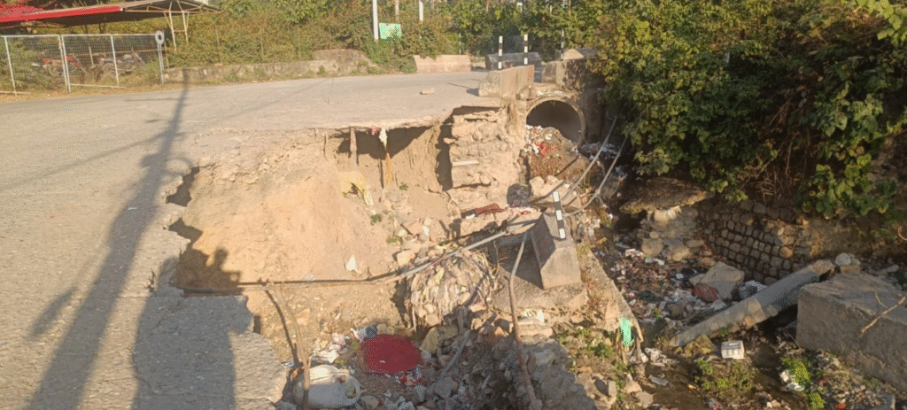 RTO के पास बनी मौत की सड़क