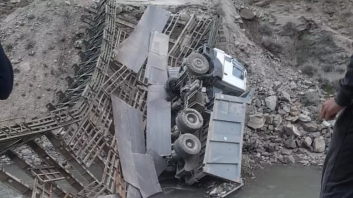 Chamoli : भारत-चीन सीमा पर एकमात्र बैली पुल गिरने से वाहन नदी में जा गिरा; चालक ने छलांग मारकर जान बचाई