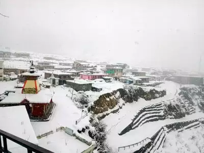 Uttarakhand: बदला मौसम का मिजाज,यमुनोत्री धाम की चोटियों पर हुई बर्फबारी,निचले इलाकों में बारिश