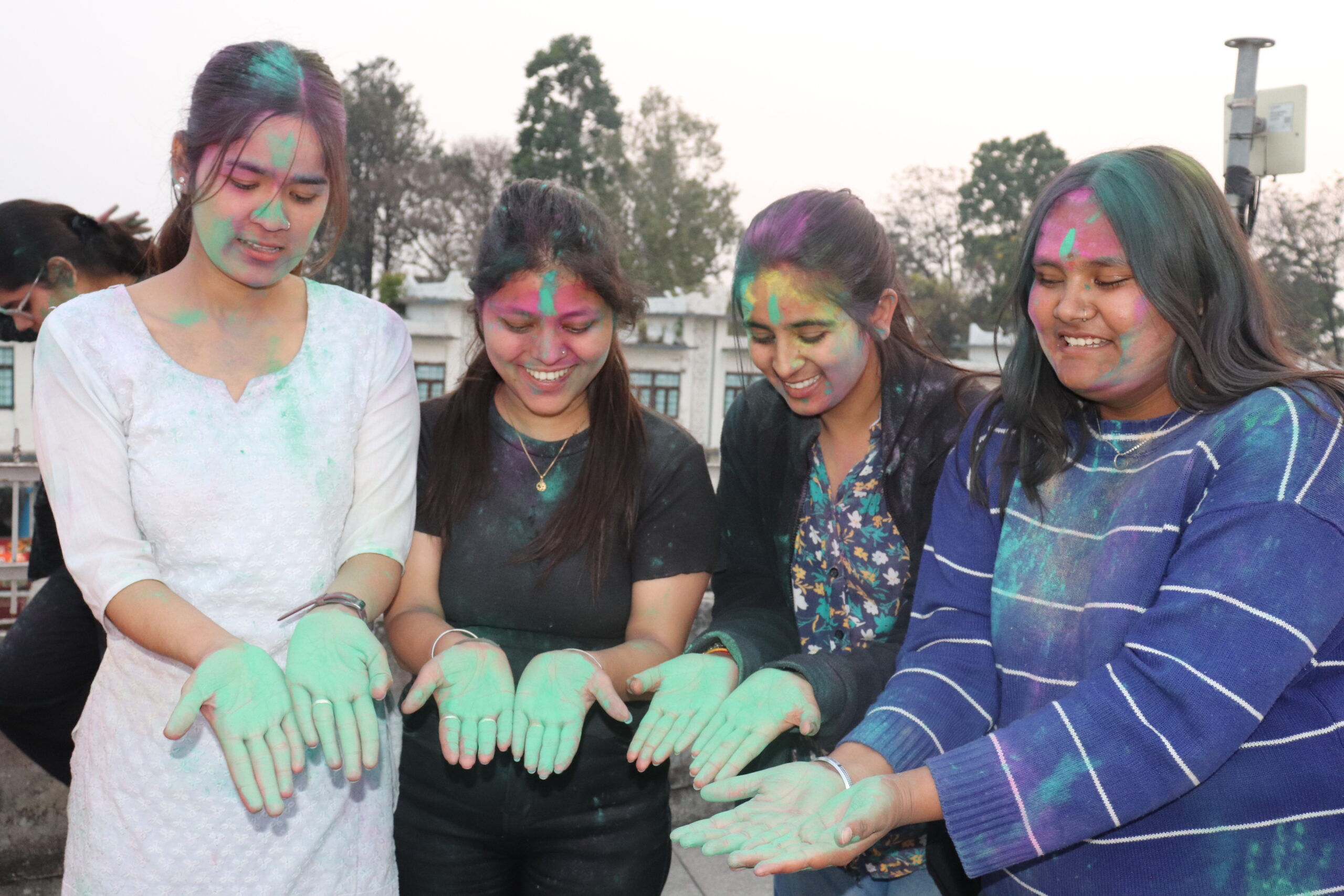 DSOM (Dehradun School of Online Marketing )डीएसओएम में होली धमाल – छात्रों और कर्मचारियों के लिए रंगारंग कार्यक्रम का आयोजन: