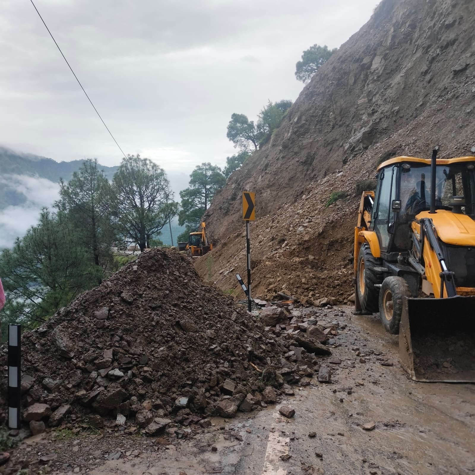हिमाचल प्रदेश में भारी बारिश और भूस्खलन से जनजीवन प्रभावित, सीएम सुक्खू ने लोगों से की अपील