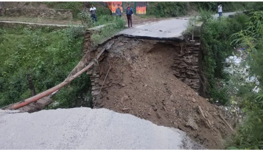 उत्तराखंड में बारिश का कहर: रानीखेत-रामनगर सड़क संपर्क टूटा, पुलिया धराशायी