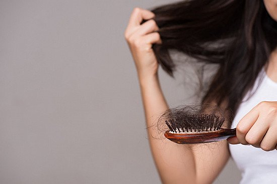 महिलाओं में Women Hair Loss की समस्या: कारण, नुकसान और बचाव के आसान उपाय